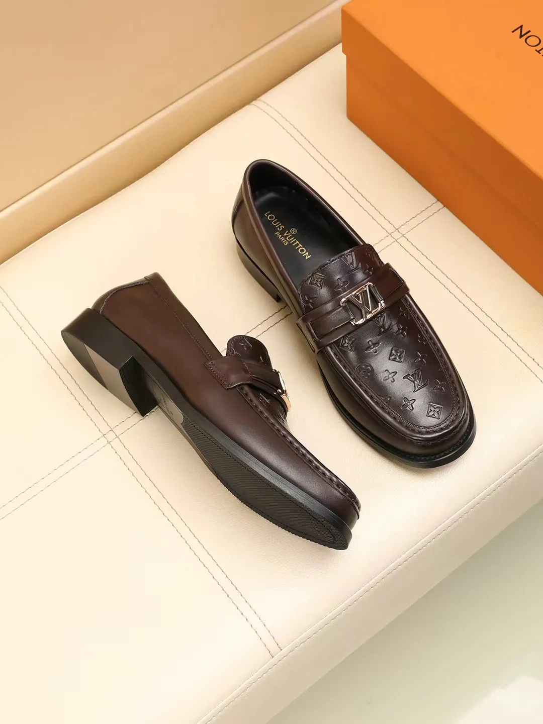 Men's shoes 440 💰 Louis Vuitton LV ® 🆕 model 🔛Full shoe counter, first layer cowhide, 🐂leather lined casual shoes for men, super soft outsole, essential for driving. Synchronized with the counter, original first layer cowhide, completely 1:1 mold customization🌹top version, color optional! Number: 39-44 (customized at 38.45.46)